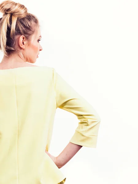 Dospělá Žena Představuje Její Ležérní Krásné Oblečení Dlouhý Rukáv Žlutý — Stock fotografie