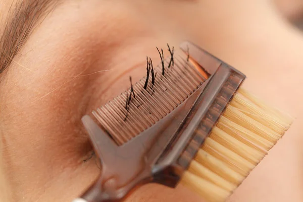 Primer Plano Mujer Haciendo Maquillaje Preparación Pestañas Usando Herramienta Cepillo — Foto de Stock