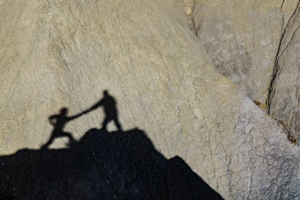 Stín Dvou Lidí Skále Během Túry Kamenných Horách Pár Lezení — Stock fotografie