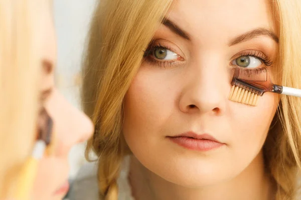 Nahaufnahme Einer Frau Die Sich Schminkt Und Wimpern Mit Pinsel — Stockfoto