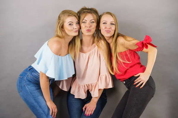 Felices Amigas Positivas Divirtiéndose Disfrutando Tiempo Libre Femenino Concepto Amistad — Foto de Stock