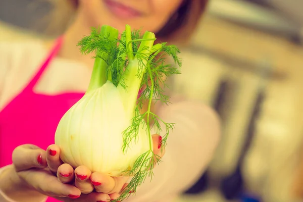 Wanita Dapur Memegang Hijau Segar Fennel Bohlam Sayuran Ibu Rumah — Stok Foto