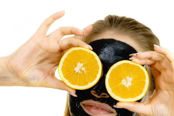 Wanita Dengan Carbo Detox Masker Kulit Hitam Wajah Memegang Buah — Stok Foto