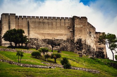 Fuengirola 'daki Sohail Kalesi, Malaga İspanya. Turistik bir yer, ziyaret edilecek bir yer. Costa del Sol 'da tatiller.