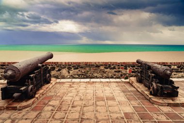 Malaga İspanya yakınlarındaki Fuengirola 'daki Sohail Kalesi' nde eski bir top. Turist eğlencesi. Ziyaret için ilginç bir yer. Costa del Sol 'da tatiller.