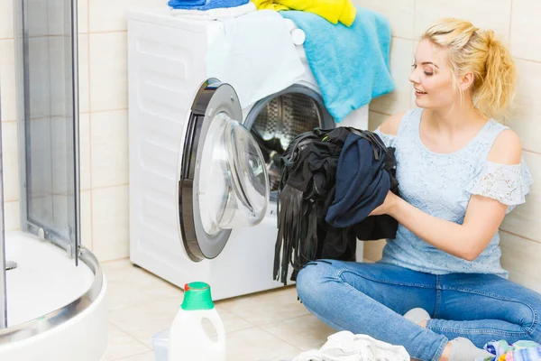 Banyodaki Kadın Çamaşırları Düzenliyor Çamaşır Makinesine Siyah Çamaşır Koyuyor Işleri — Stok fotoğraf