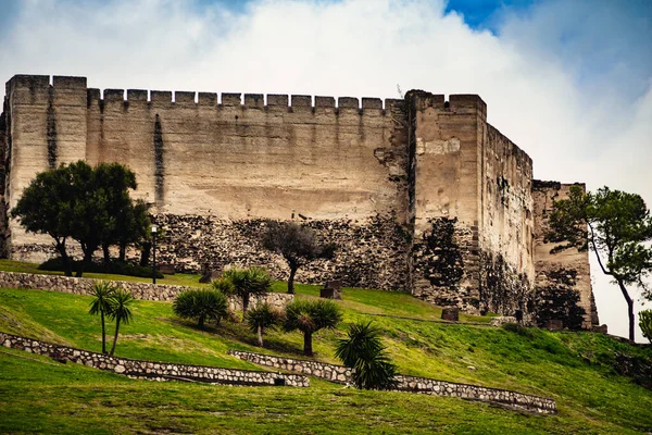 Fuengirola 'daki Sohail Kalesi, Malaga İspanya. Turistik bir yer, ziyaret edilecek bir yer. Costa del Sol 'da tatiller.