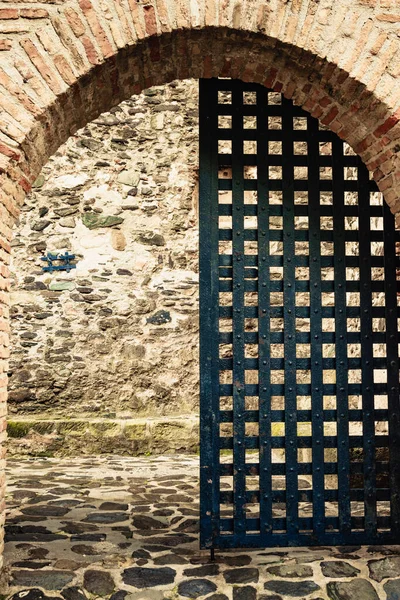 マラガ スペインのフエンヒローラ城 入り口ドアゲートの詳細ビュー 観光名所 訪問する場所 コスタ ソルにホリデー — ストック写真