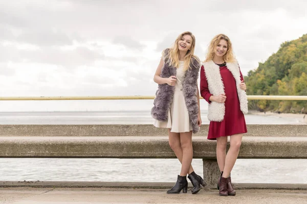 Dos Mujeres Moda Que Usan Trajes Elegantes Durante Clima Cálido —  Fotos de Stock