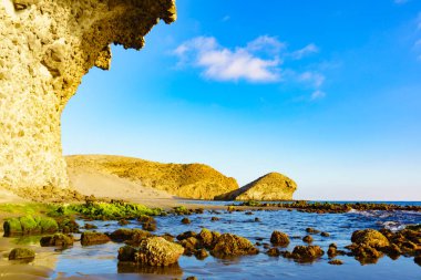 Monsul plajı. Sahil manzarası, Cabo de Gata Nijar Doğal Parkı, Almerya, Endülüs, İspanya. Turist eğlencesi