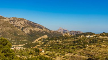 İspanyol dağları kayalık arazi ile kasaba köyü, Alicante vilayeti, Costa Blanca bayramı