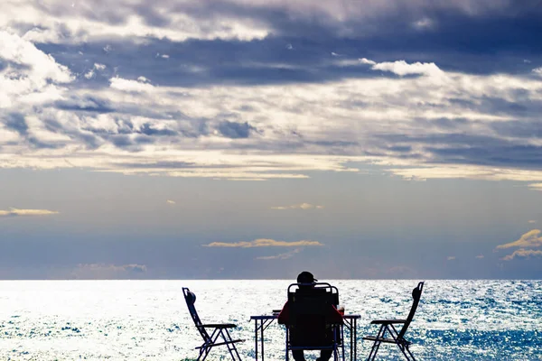 Manlig Turist Person Sitter Stranden Stranden Vid Solnedgången Koppla Och — Stockfoto