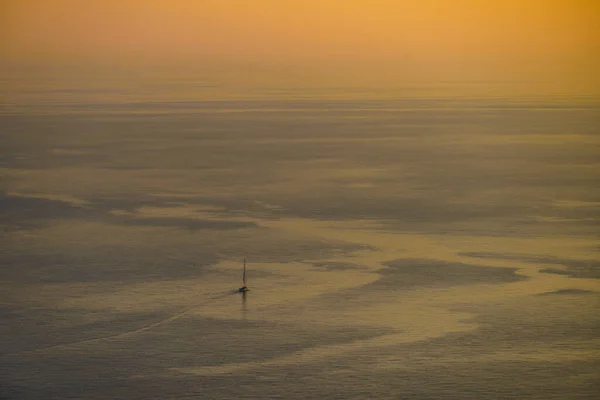 Yacht Havsvatten Vid Natursköna Soluppgång Eller Solnedgång Resor Kryssning Semester — Stockfoto