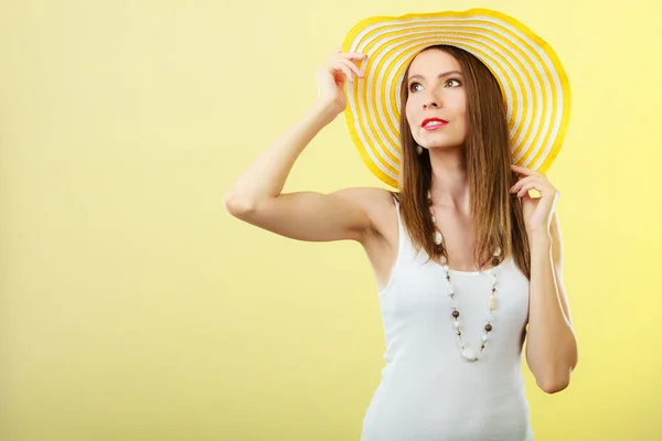 Праздники Летняя Мода Женщина Большой Жёлтой Шляпе Портрет Очаровательной Женщины — стоковое фото