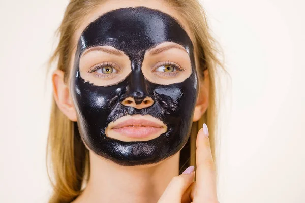 Jonge Vrouw Met Carbo Detox Zwarte Peel Masker Haar Gezicht — Stockfoto