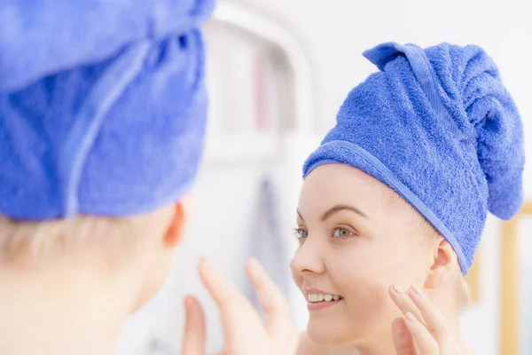 Mujer Bastante Alegre Después Tomar Una Ducha Con Pelo Mojado — Foto de Stock