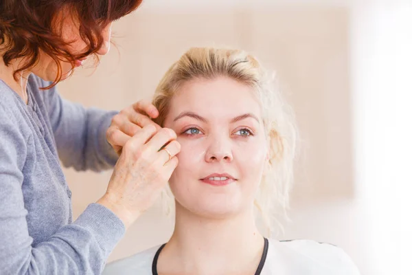 Kosmetische Schönheitsoperationen Und Makeover Konzept Frauenschminken Make Artist Arbeitet Modell — Stockfoto