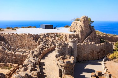Turist eğlencesi. İspanya 'daki Castillitos Silah Bataryası Cartagena' daki taş kale tahkimatları..