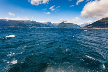 Dağların manzarası ve Norveç 'teki Vangsnes-Dragsvik fiyort rotası, İskandinavya Avrupa. Feribottan görüldüğü gibi Sognefjord. Turizm tatili ve seyahat.