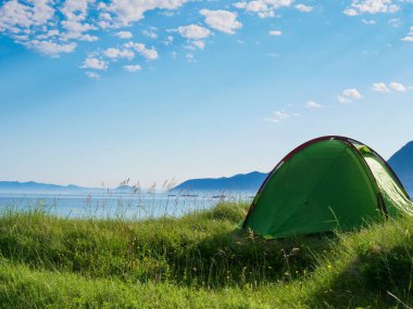 Yazın deniz kıyısında çadır. Okyanus kıyısında kamp yapmak. Lofoten takımadaları Norveç. Tatil ve seyahat.