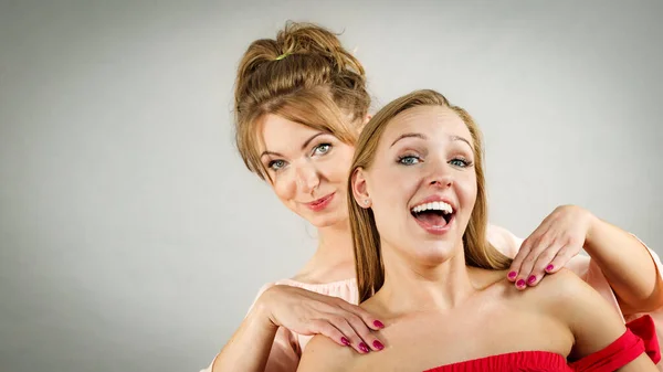 Glada Positiva Kvinnliga Vänner Som Dansar Leker Tillsammans Har Kul — Stockfoto