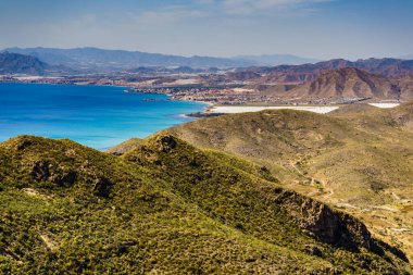 Akdeniz kıyısı manzarası, Murcia bölgesindeki İspanyol kıyı şeridi. Cartagena Körfezi, Cabo Cabo Tinoso.