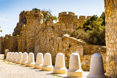 Turistik bir yer. Castillitos bataryası, İspanya Cartagena, Cabo Tinoso. Ortaçağ şatosunu taklit eden tahkimatlar. Savunma mimarisi.