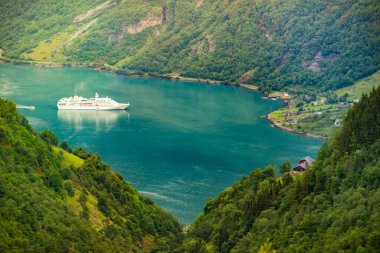 Fiyort Geirangerfjord büyük bir yolcu gemisiyle, Norveç 'in Ornesvingen bakış açısından. Seyahat hedefi
