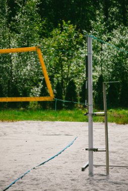 Voleybol sarı ağı ve kort sahası, yeşil park ormanı arka planı. Spor etkinliği kavramları