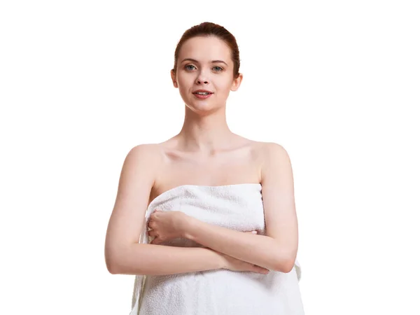 ボディケア シャワー 清潔で新鮮な肌のコンセプト お風呂の後にタオルで裸の女性 スタジオショット隔離 — ストック写真