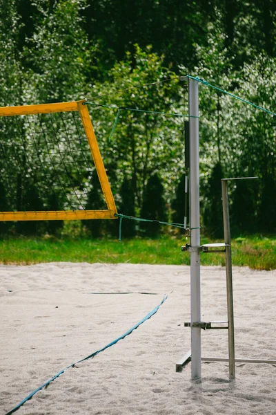 Red Amarilla Voleibol Jugar Aire Libre Cancha Fondo Verde Bosque — Foto de Stock