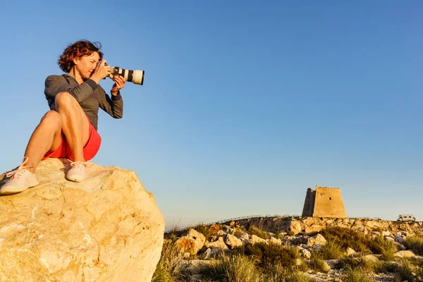 Жіночий Турист Камерою Робить Фотографії Годинникової Вежі Меси Ролдан Природний — стокове фото