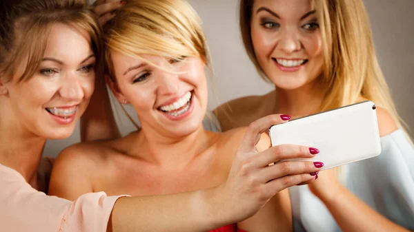 Mulheres Moda Tirando Auto Imagem Selfie Usando Smartphone Divertindo Desfrutando — Fotografia de Stock