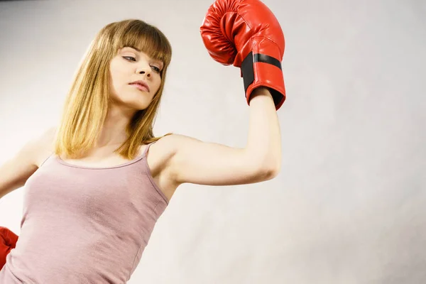 身披红色拳击手套的胖女人打架工作室拍摄灰色背景 — 图库照片