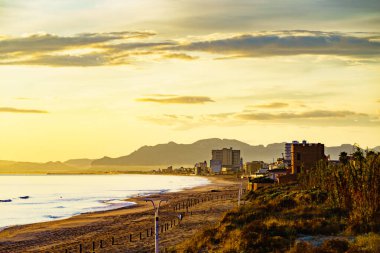 Sabahları deniz manzarası, Gandia 'da plaj. Montgo dağının silueti ufukta belirdi. Valencia İspanya.