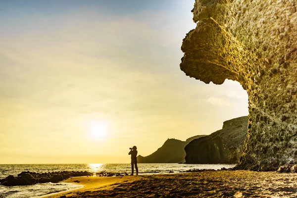 Kvinnlig Turist Med Kamera Tar Rese Bild Monsul Stranden Cabo — Stockfoto