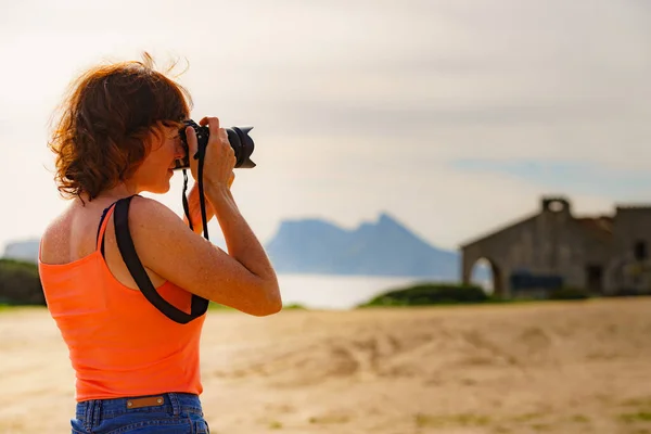 Kvinnlig Turist Semester Bilder Med Kamera Gibraltar Sten Vid Horisonten — Stockfoto