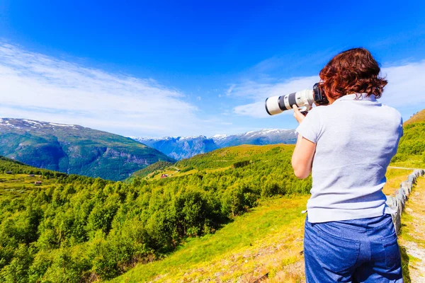 Turizm Tatili Seyahat Kamerayla Fotoğraf Çeken Kadın Turist Norveç Manzaralı — Stok fotoğraf
