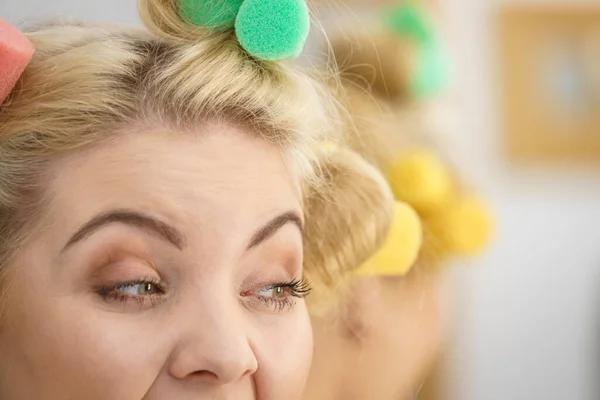 Mujer Rubia Usando Rodillos Pelo Para Crear Hermoso Peinado Peinado —  Fotos de Stock