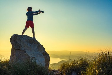 İspanya 'nın kıyı manzarasından fotoğraf çeken kadın turist Mesa Roldán, Endülüs İspanya. Cabo de Gata Doğal Parkı.