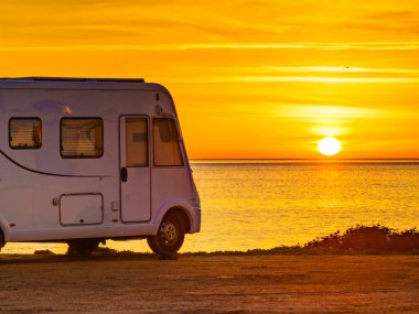 Akdeniz kıyısı Costa del Sol, Endülüs İspanya 'da gün doğumunda karavan. Doğa plajında kamp yapmak. Tatil ve karavanda yolculuk.
