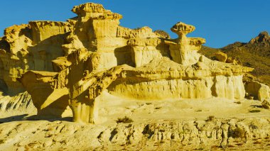 Büyülü şehir Bolnuevo, sarı kumtaşı şekillerini aşındırdı, Mezar Murcia İspanya. Turist eğlencesi.