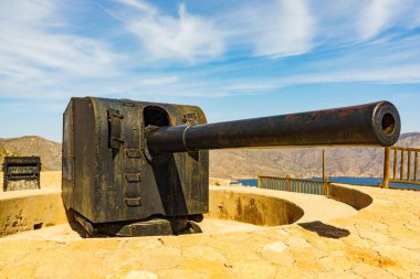 Akdeniz kıyısında Castillitos bataryası. İspanya 'nın Cartagena Murcia bölgesi yakınlarındaki turistik bir yer. Savunma kalesi. Tarihi dönüm noktası.