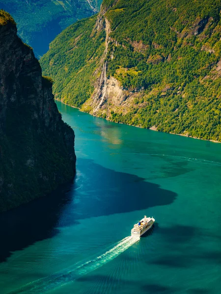 Fiordo Geirangerfjord Con Gran Crucero Vista Desde Mirador Ornesvingen Noruega —  Fotos de Stock