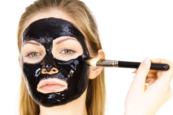Mujer Joven Aplicando Con Cepillo Desintoxicación Negro Quitarse Máscara Cara — Foto de Stock