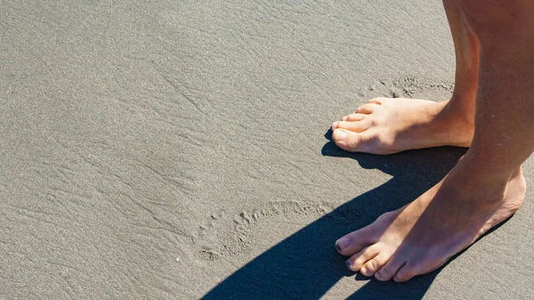 雌性腿在沙滩上赤脚行走的妇女 — 图库照片
