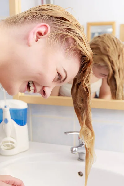 Женщина Моет Волосы Вымывает Шампунь Раковине Мокрой Блондинкой Ванной — стоковое фото