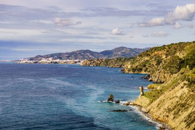 Endülüs 'teki İspanyol kıyı manzarası. Maro Cerro Gordo Doğal Parkı 'nın kayalıkları, Maro ve Nerja yakınlarında, Malaga, Costa Del Sol, İspanya.