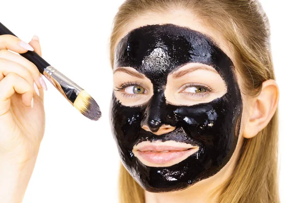 Jonge Vrouw Met Borstel Zwarte Detox Peel Masker Haar Gezicht — Stockfoto