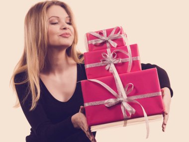 İnsanlar Xmas 'ın aşk ve mutluluk konseptini kutluyor. Neşeli sarışın kız hediye paketleri taşıyor..